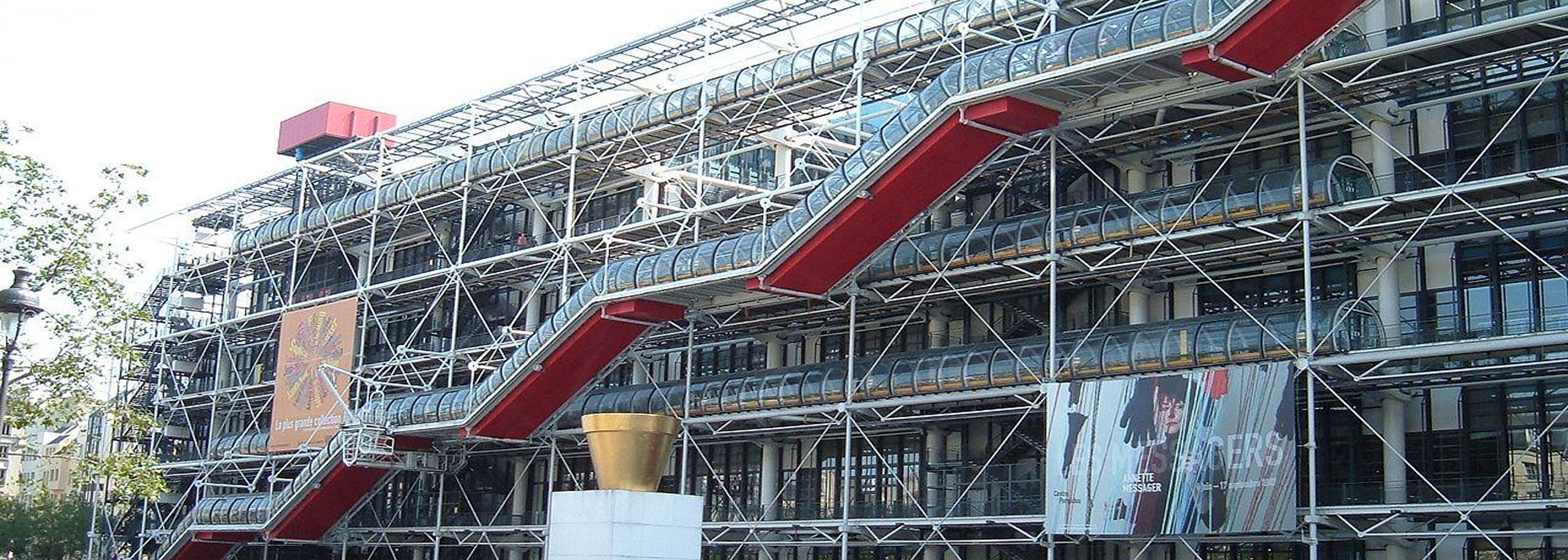 devant le Centre Pompidou